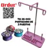 Portacono metálico modelo TH-3S-003 con capacidad para tres conos grandes de hilo. Incluye guías de hilo verticales y base estable, compatible con máquinas de coser domésticas o bordadoras.