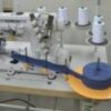 Porta sesgos para recubridora Collarín AP-50E, diseñado para asegurar costuras precisas y consistentes, compatible con diversas máquinas y fácil de instalar, ideal para mejorar la productividad en proyectos textiles.