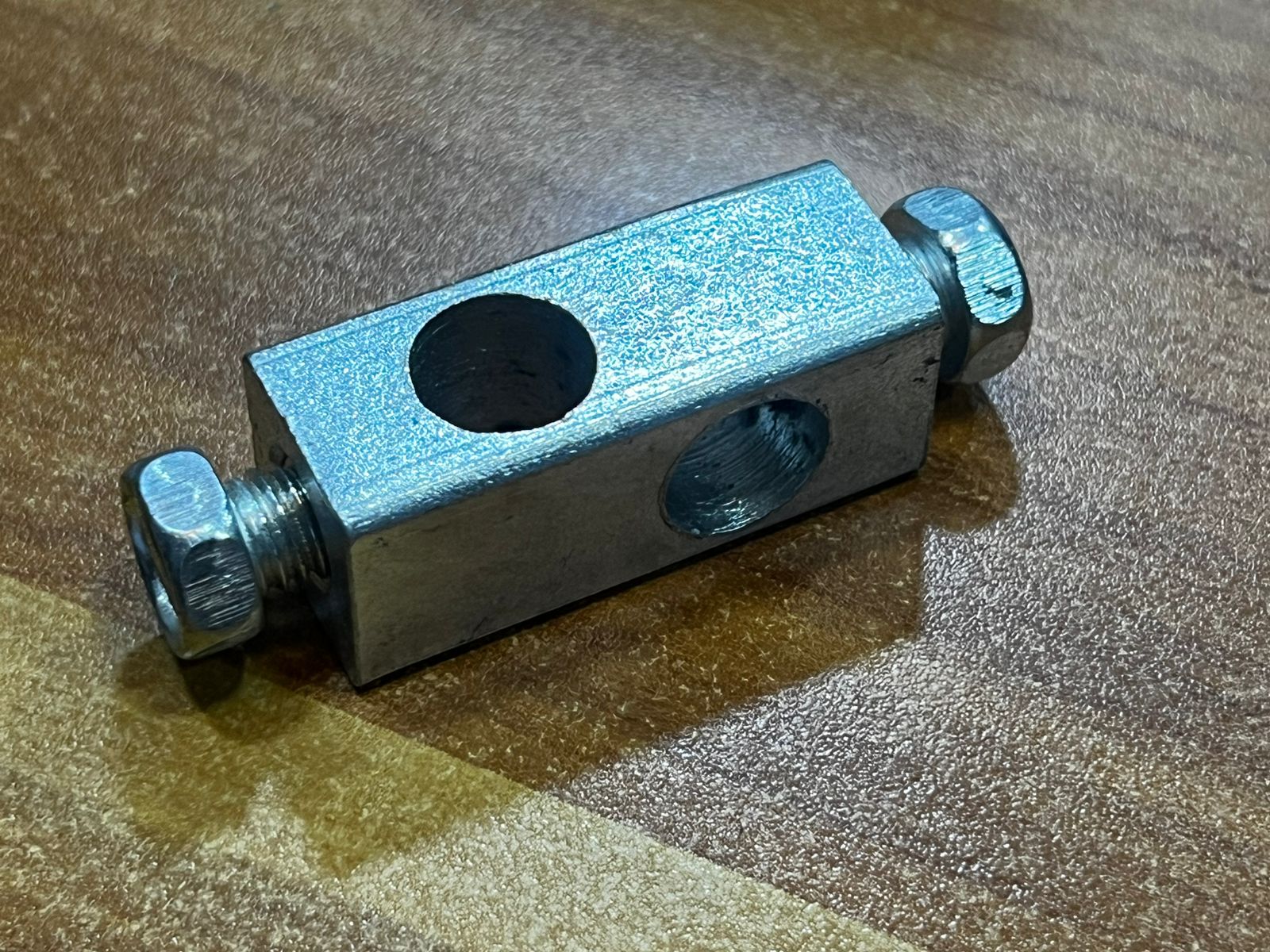 Soporte de rodillera 110-24510 (knee lifter bracket) para máquina plana industrial, venta por unidad.