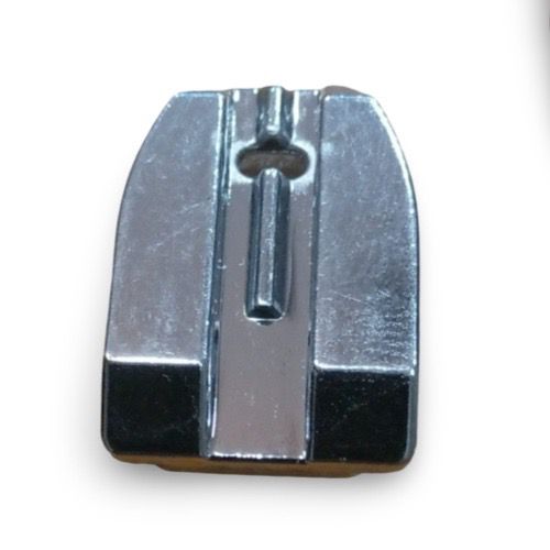Prensatelas metálico CY-7306 para cierre invisible. Compatible con máquinas de coser domésticas Snap-On de caña baja. Acabado profesional y limpio.