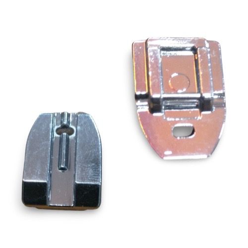 Prensatelas metálico CY-7306 para cierre invisible. Compatible con máquinas de coser domésticas Snap-On de caña baja. Acabado profesional y limpio.