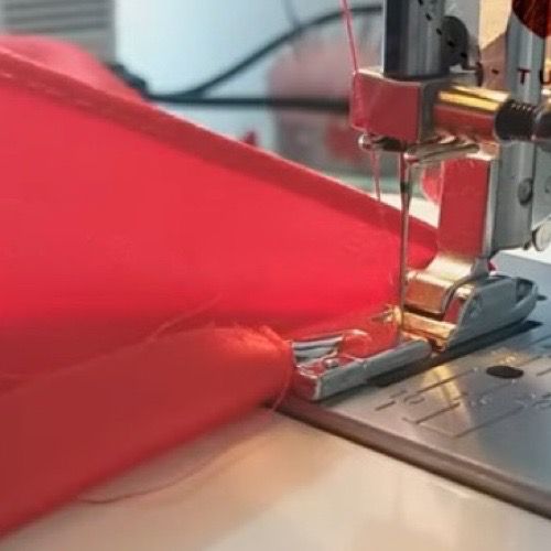 Base prensatela metálica modelo CY7307 para dobladillo plano, compatible con máquinas de coser domésticas de caña baja con sistema Snap-On.