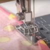 Base prensatela metálica modelo CY7307 para dobladillo plano, compatible con máquinas de coser domésticas de caña baja con sistema Snap-On.