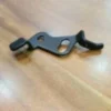 Abridor de Platos Plano 110-45952 – Repuesto resistente para máquinas de coser industriales, diseñado para mejorar la precisión y el flujo uniforme de la tela.