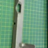 Imagen de bisagra de tapa frontal para fileteadora KC-24, fabricada con materiales resistentes para un ajuste preciso y duradero.
