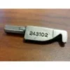 Imagen del Looper NP-7/GK26-1, un repuesto de alta precisión diseñado para guiar y entrelazar el hilo en máquinas cerradoras de sacos, asegurando costuras firmes y sellados resistentes.