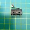 Imagen del MicroSwitch Cortadora 1415M2T, una pieza robusta y compacta que controla el movimiento de las partes en sistemas de corte industrial para asegurar precisión y una producción constante.