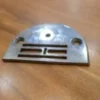 Planchuela 20U Media Luna Punta 4548 para máquina de coser, diseñada para mejorar la estabilidad y precisión en el proceso de costura industrial.