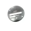Planchuela de merro 243721 para máquina de coser, diseñada para mejorar la precisión y durabilidad en el proceso de costura industrial.