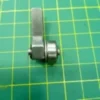Prensatela Rueda Derecha K-1R – Metálico, diseñado para garantizar costuras precisas y mejorar la eficiencia operativa en máquinas industriales, con fácil instalación y durabilidad.