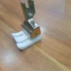 Prensatela Teflón Derecho TCR 3/8, diseñado para reducir la fricción y asegurar costuras precisas, ideal para materiales difíciles y garantizando durabilidad en máquinas industriales.