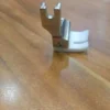 Prensatela Teflón Derecho TCR 3/8, diseñado para reducir la fricción y asegurar costuras precisas, ideal para materiales difíciles y garantizando durabilidad en máquinas industriales.