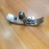 Prensatela para máquina overlock 747 de 4 hilos, diseñado para mejorar la precisión y estabilidad en costuras industriales de alta calidad.