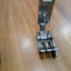 Set de prensatelas dos agujas derecho 1/8, diseñado para costuras precisas y detalladas en máquinas industriales.