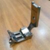 Set de prensatelas dos agujas derecho 1/8, diseñado para costuras precisas y detalladas en máquinas industriales.