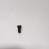 Tornillo de Tapa de Familiar HA1-78, repuesto duradero diseñado para asegurar una fijación segura de la tapa en máquinas de coser familiares, garantizando estabilidad y rendimiento.
