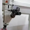 Imagen del SG2000-6 Poste 2 Agujas Mecánica con Motor Ahorro Energético, diseñado para realizar costuras paralelas con alta precisión, optimizando el consumo de energía y mejorando la productividad en entornos industriales y comerciales.