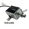 Solenoide SL-135 para máquina de coser electrónica, pieza metálica con bobina eléctrica y orificios de montaje estándar.