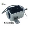 Solenoide SL-135 para máquina de coser electrónica, pieza metálica con bobina eléctrica y orificios de montaje estándar.