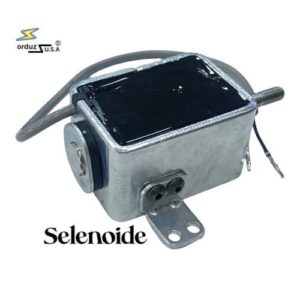 Solenoide SL-135 para máquina de coser electrónica, pieza metálica con bobina eléctrica y orificios de montaje estándar.