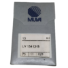Agujas Industriales Muva Naalden 75/11 UY154 – Precisión y Confiabilidad para Costura Profesional Las agujas para máquina de coser industrial Muva Naalden UY154 calibre 75/11 son la solución perfecta para trabajos de costura exigentes que requieren precisión y constancia. Diseñadas para ofrecer un alto rendimiento en entornos de producción, estas agujas están fabricadas con materiales de primera calidad que aseguran una larga durabilidad y una costura suave en todo tipo de tejidos livianos a medianos. El calibre 75/11 se recomienda especialmente para tejidos como algodón fino, seda sintética, jersey, poliéster y combinaciones textiles ligeras. Gracias a su estructura delgada y resistente, estas agujas garantizan una perforación limpia del tejido, evitando desgarros, saltos de puntada o daños en la fibra.