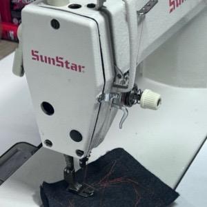 Guía de hilo 01-110A-1600 para máquina de coser industrial SunStar MK-250A, repuesto metálico original para conducción precisa del hilo.