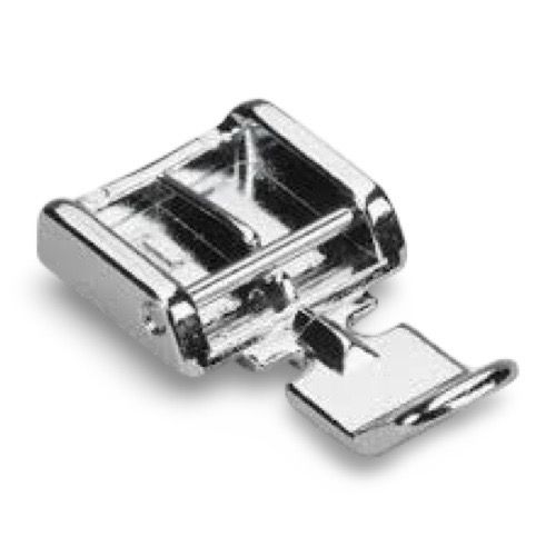 Prensatelas metálico modelo 7306 para cierre común, compatible con máquinas de coser domésticas de caña baja con sistema Snap-On. Ideal para coser cremalleras visibles con precisión.