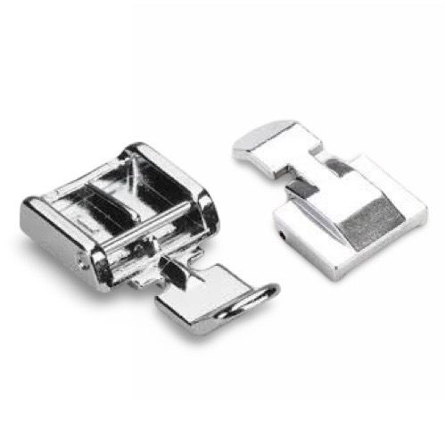 Prensatelas metálico modelo 7306 para cierre común, compatible con máquinas de coser domésticas de caña baja con sistema Snap-On. Ideal para coser cremalleras visibles con precisión.