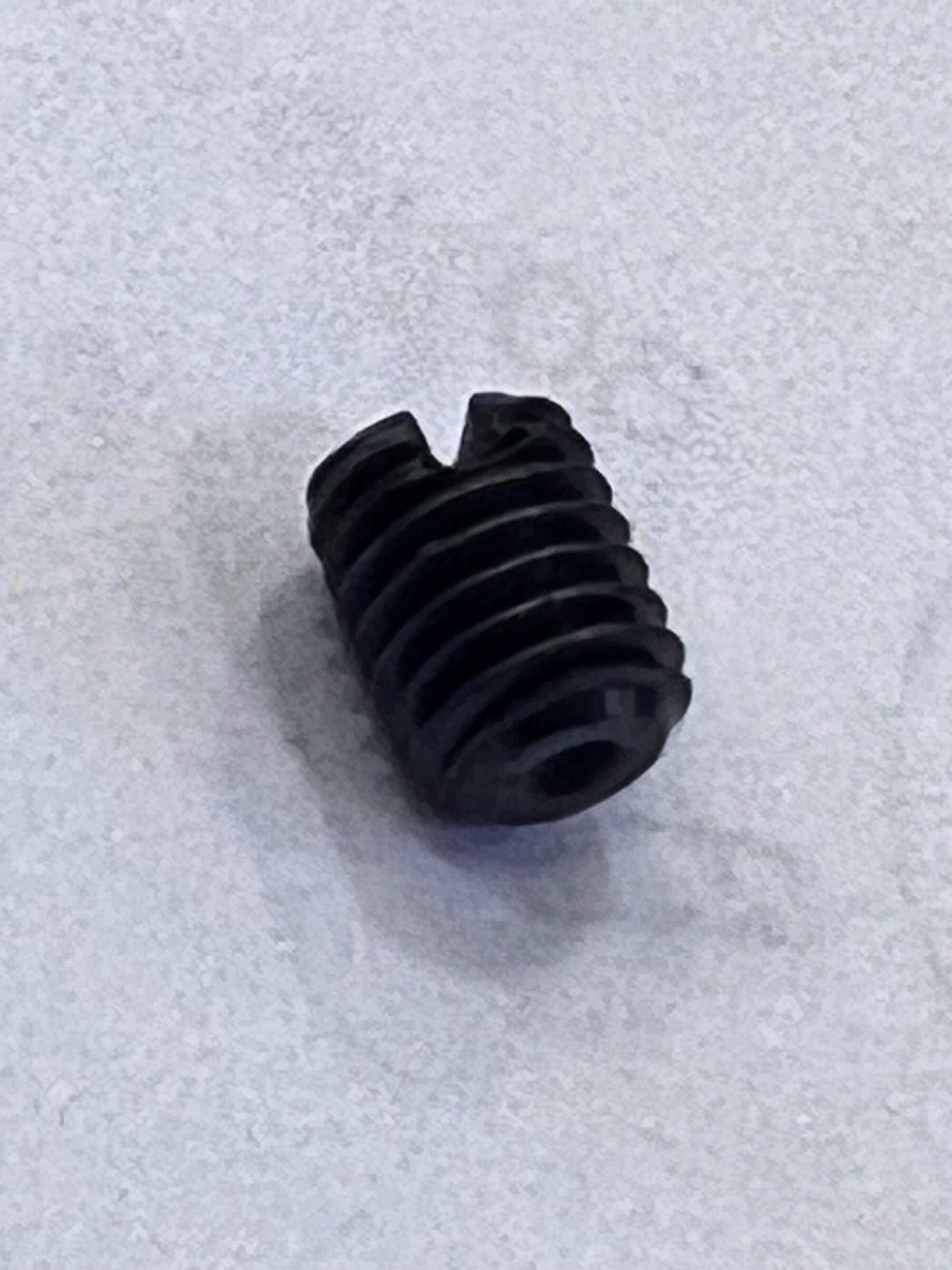 Tornillo de Tensión REF SS-8150710-SP fabricado en acero inoxidable, diseñado para aplicaciones industriales que requieren alta resistencia a la corrosión y ajuste preciso en maquinaria pesada, equipos electrónicos y sistemas de construcción.