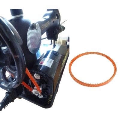 Banda dentada de motor instalada en máquina de coser Singer MB360 junto a imagen detallada del repuesto.