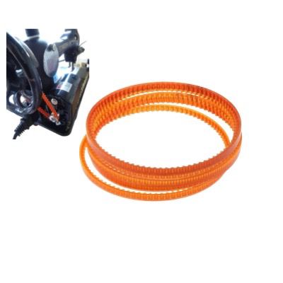 Banda dentada de motor instalada en máquina de coser Singer MB360 junto a imagen detallada del repuesto.