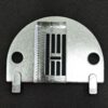 Planchuela Brother NZ-13LG de metal resistente, repuesto original para máquina de coser modelo 701, vista superior con orificio de aguja centrado.