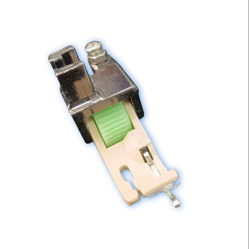 Alt text: Prensatela SP-18R con rodachín y guía derecha para máquina industrial, ideal para topstitch y costuras al borde.