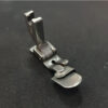 Prensatela de dobladillo industrial P351D para máquina plana, ideal para acabados rápidos y profesionales en confección textil.