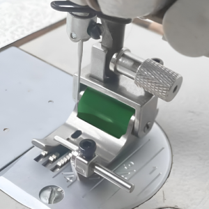 Accesorio prensatelas Q7 con rodillo lateral para costuras uniformes en materiales difíciles