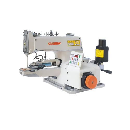 La Kansew KS 1377 D es una botonadora mecatrónica industrial creada para quienes necesitan fijar botones con máxima precisión, alta velocidad y absoluta consistencia en la confección. Diseñada para operar turnos largos con un mantenimiento mínimo, esta máquina de coser especializada combina motor servo de accionamiento directo, panel digital y mecanismos de sujeción robustos para lograr acabados profesionales en camisas, chaquetas, uniformes y prendas de moda. Su electrónica integrada optimiza cada ciclo: controla la fuerza, la velocidad y el número de puntadas para que cada botón quede firmemente asentado, sin dañar la tela ni deformar la costura.