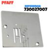 Detalle de la planchuela para máquina de coser PFAFF y Janome 730027007 con abertura para aguja y ranuras de arrastre.