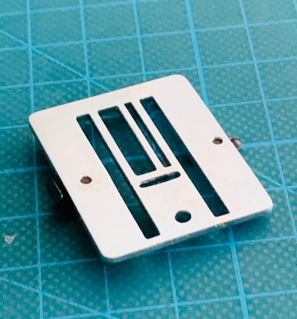 Zigzag presser foot for the PFAFF 939 sewing machine (Ref. 32089), made of durable metal for long-term use.
