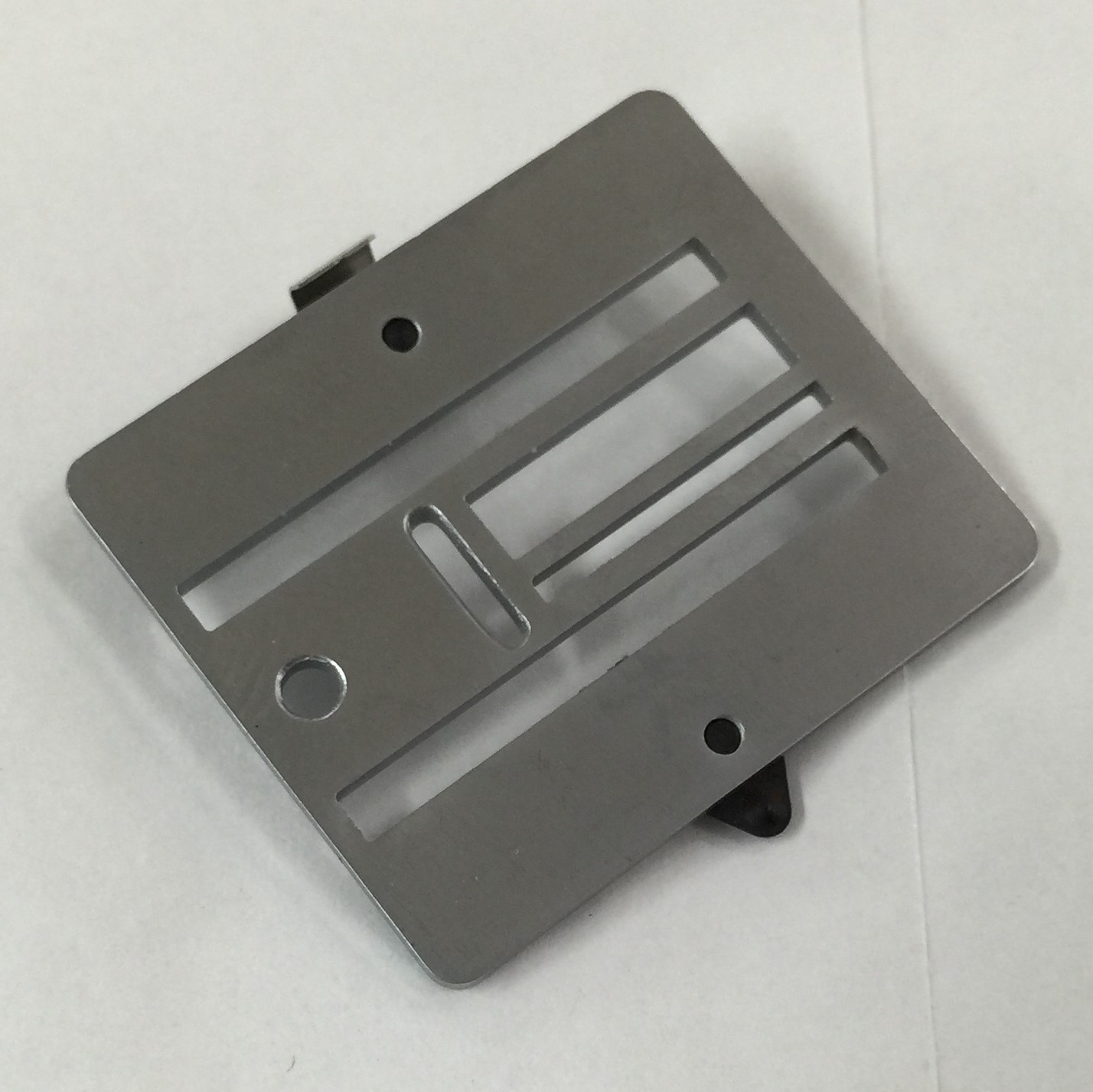 Zigzag presser foot for the PFAFF 939 sewing machine (Part No. 32089), installed on the machine to create precise stitches.