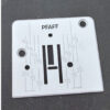 Detalle de la planchuela para máquina de coser PFAFF 303 y Janome T20 con abertura para aguja y ranuras de arrastre.