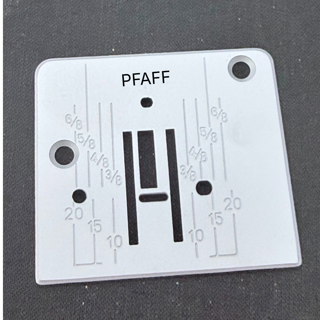 Detalle de la planchuela para máquina de coser PFAFF 303 y Janome T20 con abertura para aguja y ranuras de arrastre.