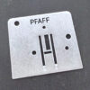 Planchuela para máquina de coser PFAFF 303 y Janome T20 instalada en la máquina para garantizar costuras precisas.
