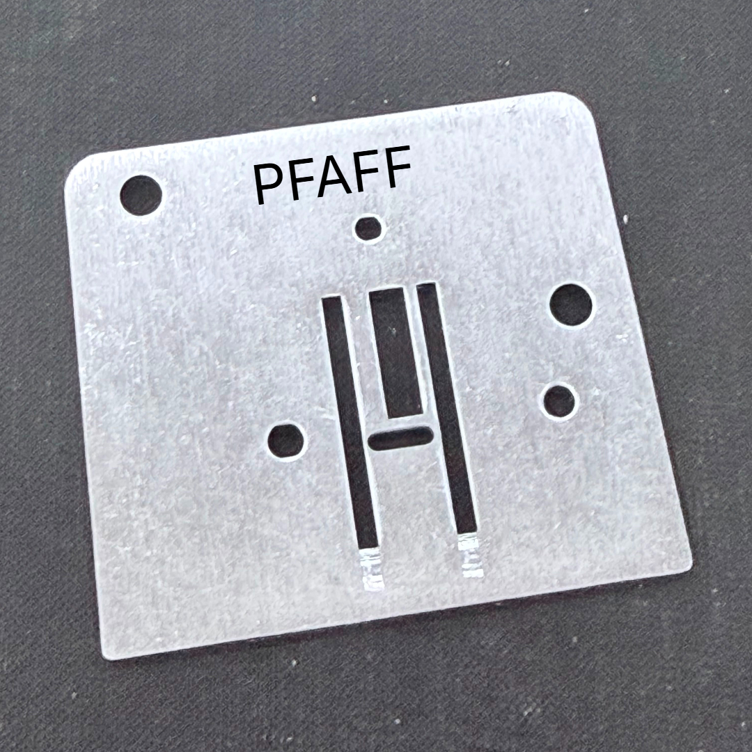 Planchuela para máquina de coser PFAFF 303 y Janome T20 instalada en la máquina para garantizar costuras precisas.