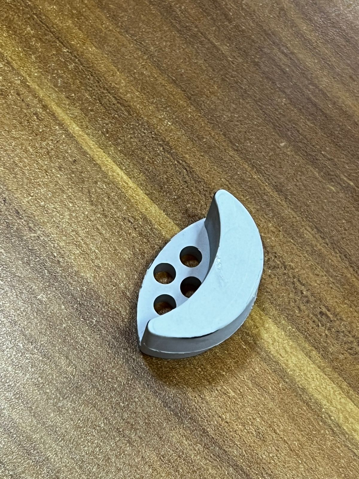En esta imagen se aprecia la vista lateral del Caucho de Cárter Esquinero para Máquina de Coser Industrial Juki TYYC-1-28 Ref. 229-58003, permitiendo observar su forma estructural y el grosor del material utilizado en su fabricación. Su diseño ha sido desarrollado para actuar como elemento amortiguador entre la máquina y la mesa de trabajo, ayudando a reducir la transmisión de vibraciones durante la operación. La estructura elevada de la pieza permite distribuir mejor las cargas generadas por el peso de la máquina y contribuye a mantener la estabilidad del sistema de cárter o depósito de aceite. Además, ayuda a minimizar el desgaste provocado por el contacto constante entre los componentes de soporte. Este tipo de repuesto resulta fundamental para mantener el correcto funcionamiento de máquinas industriales Juki y equipos compatibles, especialmente en ambientes de producción donde las máquinas trabajan durante largas jornadas continuas.