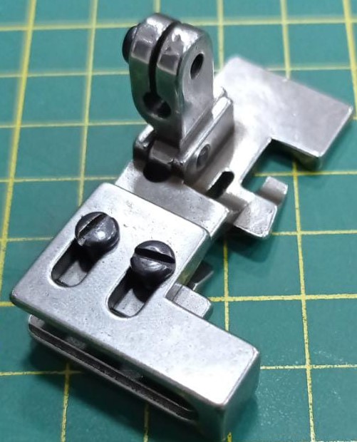 Detalle del Prensatela para Sursir y Recoger Orduz USA® para fileteadora industrial tipo Siruba 757.