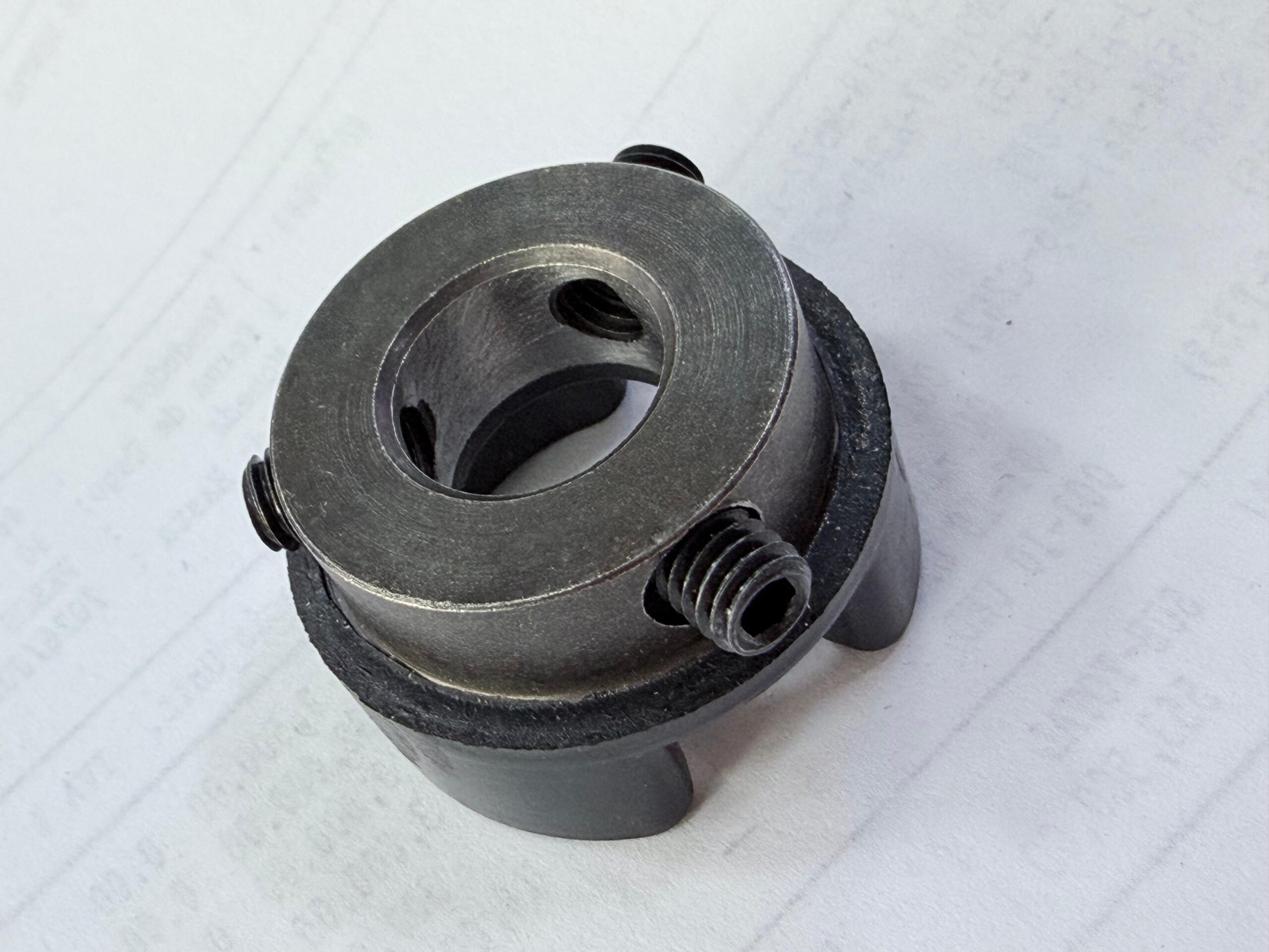Acople para motor máquina de coser mecatrónica 3 garras Ref. 10008908 en vista en perspectiva para motores servo industriales.