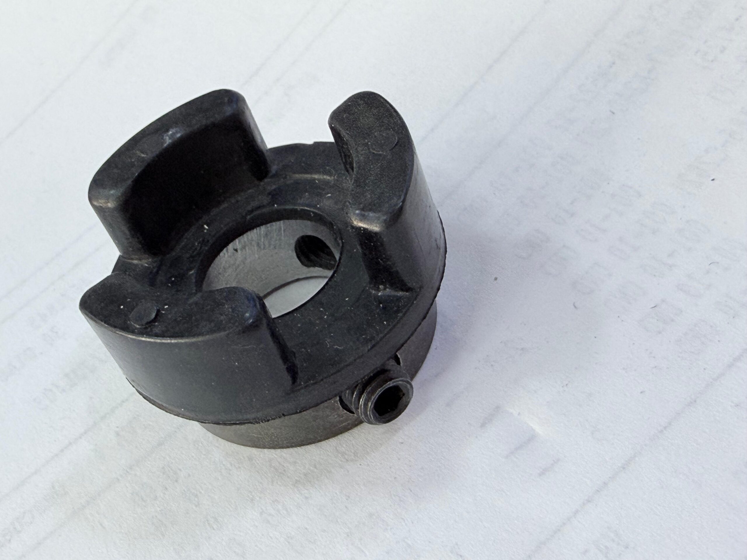 Primer plano del acople para motor máquina de coser mecatrónica 3 garras Ref. 10008908 para motores servo industriales.