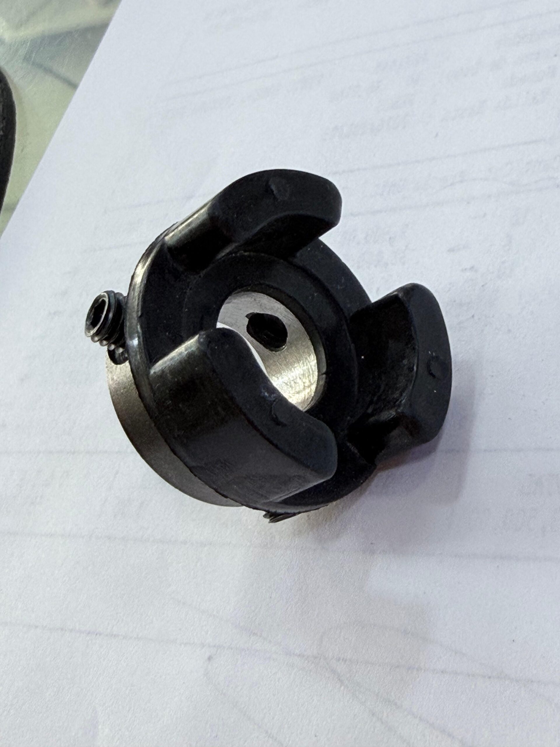 Vista superior del acople para motor máquina de coser mecatrónica 3 garras Ref. 10008908 para máquinas de coser industriales.