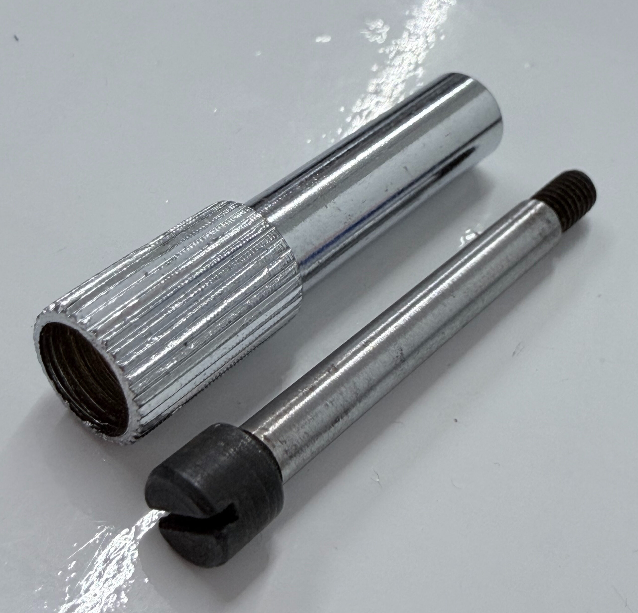 Tornillo bloqueador de zigzag Singer 20U 549354 para barra de aguja