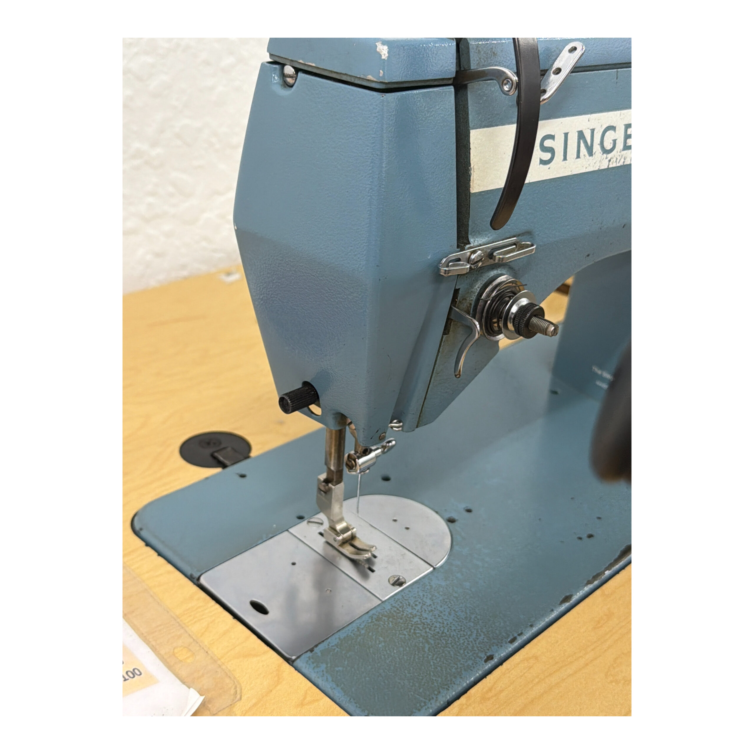 Detalle del tornillo Singer 20U 549354 para fijar el soporte de barra de aguja